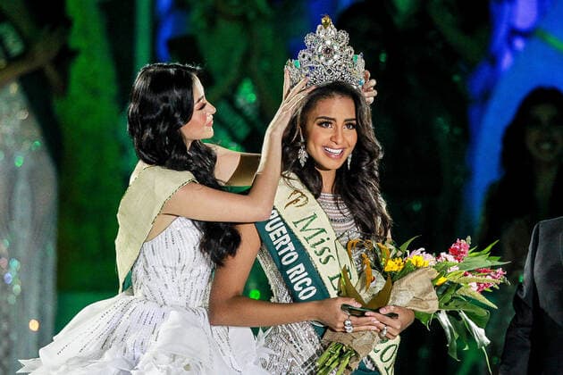 Bilder des Jahres 2019, Entertainment 10 Oktober Entertainment Bilder des Tages (191026) -- PARANAQUE, Oct. 26, 2019 -- Nellys Pimentel of Puerto Rico is crowned as Miss Earth 2019 by Miss Earth 2018 Phuong Khanh Nguyen of Vietnam during the coronation night in Paranaque City, the Philippines, Oct. 26, 2019. 85 candidates from around the world competed in the contest. Nellys Pimentel of Puerto Rico won the Miss Earth 2019 title. ) PHILIPPINES-PARANAQUE-MISS EARTH-BEAUTY CONTEST ROUELLExUMALI 