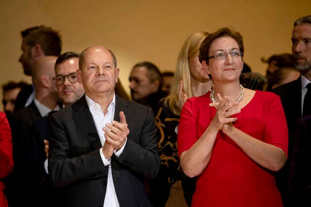News Bilder des Tages Bundesfinanzminister Olaf Scholz (C-L) und Klara Geywitz (C-R) waehrend der Ankuendigung der Ergebnissen der SPD Mitgliederbefragung zur Wahl des neuen Parteivorsitzes im Willy Brandt-Haus in Berlin am 26. Oktober 2019. Das Paar Klara Geywitz und Olaf Scholz bekamen 22,68 % der Stimmen waehrend Saskia Esken und Norbert Walter-Borjans 21,04%. Ergebnisse der SPD Mitgliederbefragung zur Wahl des neuen Parteivorsitzes