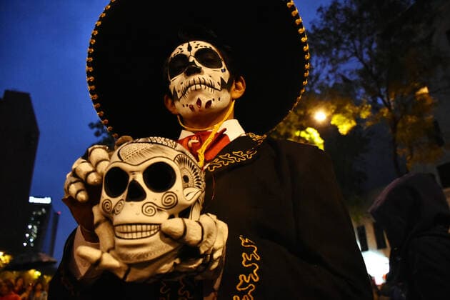 News Bilder des Tages Catrinas Parade to celebrate Day of the Dead in Mexico MEXICO CITY, MEXICO - OCTOBER 26: Participants take part during The Mega parade of Catrinas as part of celebration of Mexican tradition Day of the Dead ˜Dia de Muertos™ at Reforma Avenue on October 26, 2019 in Mexico City, Mexico. The Day of the Dead Celebration was named in 2003 by UNESCO Intangible Cultural Heritage of Humanity  Copyright: xCarlosxTischlerx EYE_7861