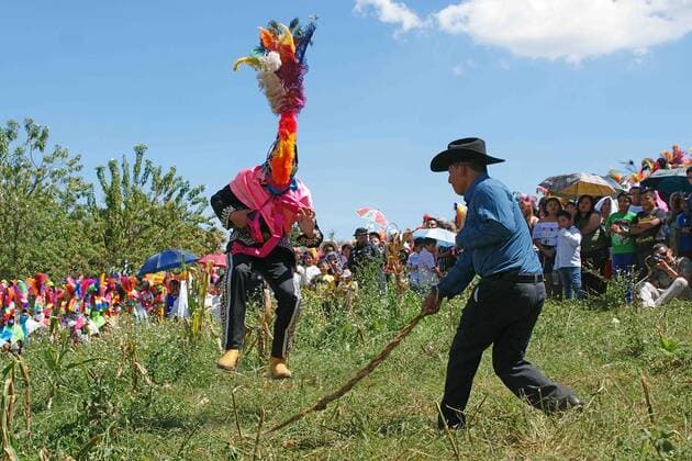 IMAGO Cultures of the world, Zapotec Kultur in Mexiko October 26, 2019: EUM20191026SOC46.JPG.SAN PEDRO IXTLAHUACA, Oax. TraditionTradicion-Lunes del Vaquero.- 26 de octubre de 2019. Como cada octubre, desde hace mas de 100 anos, en San Pedro Ixtlahuaca, poblacion de raices zapotecas, celebran el Lunes del Vaquero. En la festividad oaxaquena, los jovenes varones lucen trajes negros adornados con cascabeles y vistosos penachos; el mayordomo baila al son de la musica, mientras con una binza disciplina a viejos y caporales, en honor a San Lucas Evangelista. Foto: Agencia EL UNIVERSALEELG Copyright: xElxUniversalx
