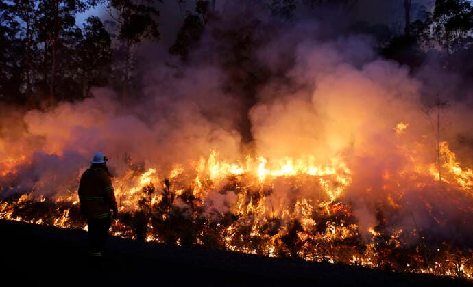 Bilder des Jahres 2019, News 10 Oktober NSW BUSHFIRES, An RFS crewman watches a back burn along Aerodrome road, Nabiac , Sunday, October 27, 2019. Almost 1200 firefighters are tackling large bushfires on the NSW mid-north coast among scores of blazes around the state. ( NO ARCHIVING, EDITORIAL USE ONLY, NO USE IN BOOKS WITHOUT CONSENT FORSTER NSW AUSTRALIA  Copyright: xDARRENxPATEMANx 20191027001429131252