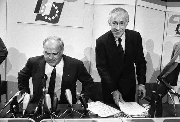 Deutschland, Bonn, 19.06.1989. Archiv-Nr.: 06-04-33 Pressekonferenz CDU-Bundesvorstand Foto: CDU-Bundesvorsitzender und Bundeskanzler Helmut Kohl und Heiner Geißler, Generalsekretär der CDU. Pressekonferenz CDU-Bundesvorstand *** Germany, Bonn, 19 06 1989 Archive No 06 04 33 Press Conference CDU Federal Executive Committee Photo CDU Federal Chairman and Chancellor Helmut Kohl and Heiner Geißler, Secretary General of the CDU Press Conference CDU Federal Executive Committee