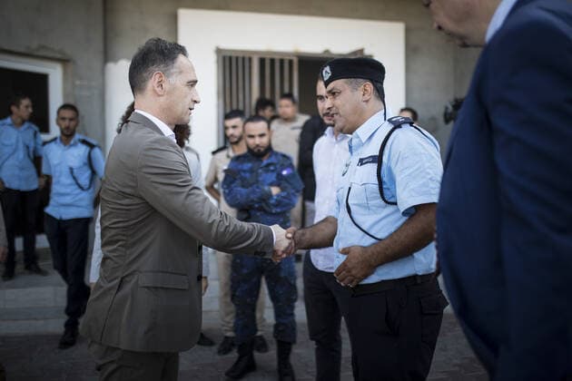 Heiko Maas, Bundesaussenminister, aufgenommen im Rahmen eines Besuch im Detention Center in Zuwara, 27.10.2019. Maas reist in seiner dreitaegigen Reise nach Tunesien, Libyen und Aegypten fuer politische Gespraeche. Zuwara Libya *** Heiko Maas, Federal Foreign Minister, admitted during a visit to the Detention Center in Zuwara, 27 10 2019 Maas travels to Tunisia, Libya and Egypt for three days for political talks Zuwara Libya Copyright: xFlorianxGaertner photothek.netx