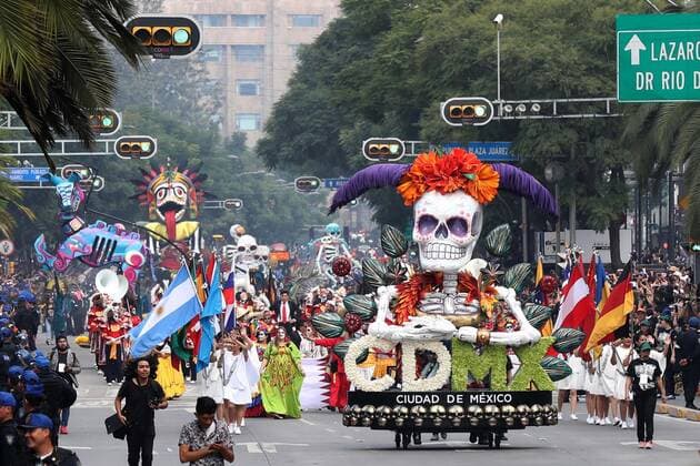 October 27, 2019: EUM20191027ACT14.JPG.CIUDAD DE MEXICO Traditions Tradiciones-Desfile Muertos.- Color del Desfile Internacional del Dia de Muertos en la Ciudad de Mexico este domingo 27 de octubre de 2019. Foto: Agencia EL UNIVERSAL EVZ. Copyright: xValentexRosasx