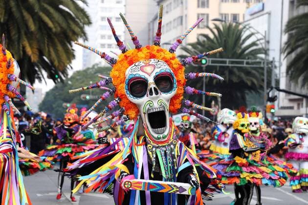October 27, 2019: EUM20191027ACT16.JPG.CIUDAD DE MEXICO Traditions Tradiciones-Desfile Muertos.- Color del Desfile Internacional del Dia de Muertos en la Ciudad de Mexico este domingo 27 de octubre de 2019. Foto: Agencia EL UNIVERSAL EVZ. Copyright: xValentexRosasx