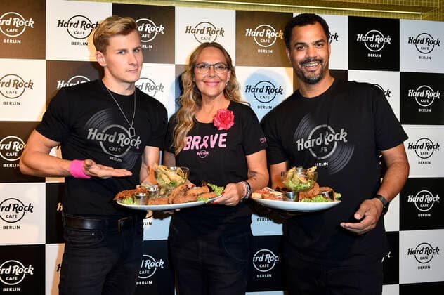 Bilder des Jahres 2019, Entertainment 10 Oktober Entertainment Bilder des Tages Lukas Sauer, Natascha Ochsenknecht und Patrice Bouedibela kellnern im Rahmen der Pinktober Charity-Aktion zugunsten der Organisation Brustkrebs Deutschland e.V. im Hard Rock Cafe. Berlin, 27.10.2019 *** Lukas Sauer, Natascha Ochsenknecht and Patrice Bouedibela wait in the Hard Rock Cafe Berlin, 27 10 2019, as part of the Pinktober Charity Campaign for the benefit of the organisation Brustkrebs Deutschland e V. Foto:xN.xKubelkax xFuturexImage