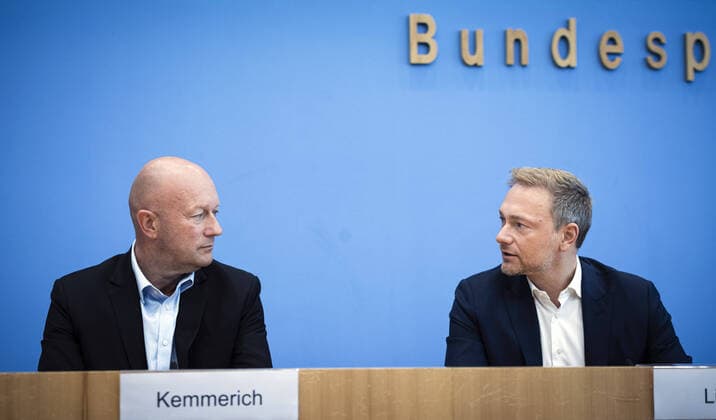 Christian Lindner, Bundesvorsitzender der FDP und Thomas Kemmerich, Spitzenkandidat der FDP in Thueringen, bei einer Pressekonferenz, anlaesslich der Auswirkungen der Landtagswahlen in Thueringen auf die Bundespolitik in Berlin. 28.10.2019. Berlin Deutschland