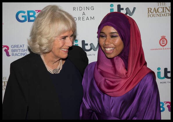 Bilder des Jahres 2019, Entertainment 10 Oktober . 28 10 2019. London, United Kingdom. The Duchess of Cornwall with Khadijah Mellah, the first British Muslim woman to win a horserace in the UK at the premiere of Riding A Dream , the film about her in London.  xStephenxLockx xi-Imagesx IIM-20320-0011