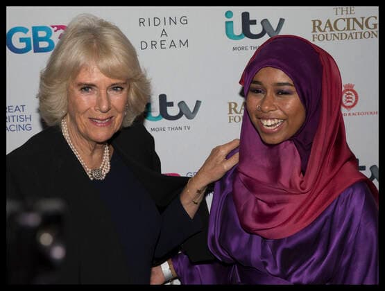 Entertainment Bilder des Tages . 28 10 2019. London, United Kingdom. The Duchess of Cornwall with Khadijah Mellah, the first British Muslim woman to win a horserace in the UK at the premiere of Riding A Dream , the film about her in London.  xStephenxLockx xi-Imagesx IIM-20320-0013