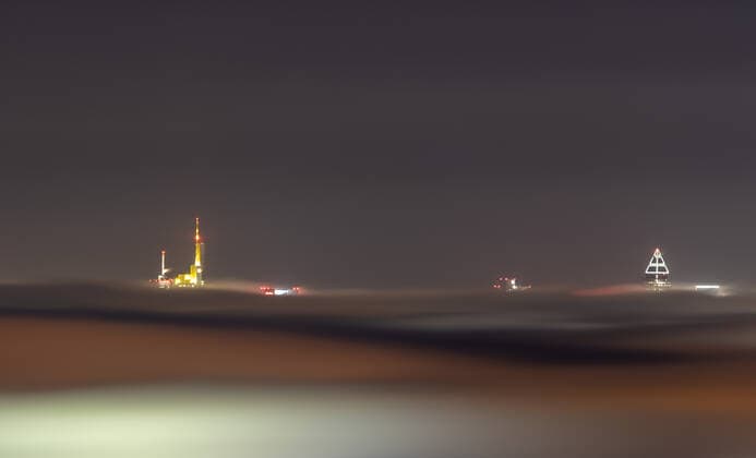 Frankfurter Skyline im Nebel 28.10.2019, Kronberg (Hessen): Blick über Kronberg in den Abendstunden auf die Frankfurter Skyline, die aus einer Nebeldecke herausragt., Kronberg Deutschland