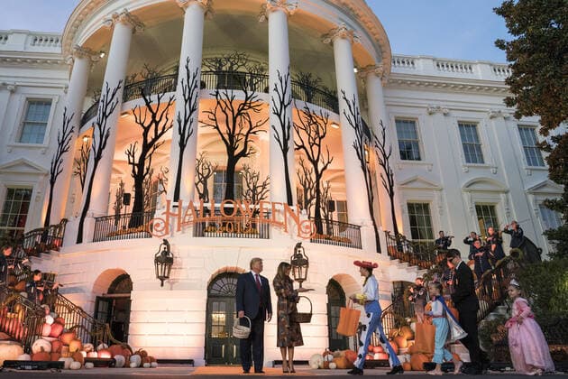 Bilder des Jahres 2019, Entertainment 10 Oktober Entertainment Bilder des Tages President Donald Trump and first lady Melania Trump participate in a Halloween celebration on the South Portico of the White House in Washington, DC on Monday, October 28, 2019.  WAP20191028255 SARAHxSILBIGER