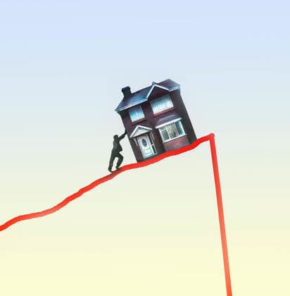 Mann schiebt Haus auf einem Liniendiagramm vor einer Klippe Copyright: xGaryxWatersx 11591969