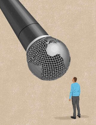 Mann benutzt ein großes globales Mikrofon *** Man uses a large global microphone  Copyright: xJohnxHolcroftx 11920338