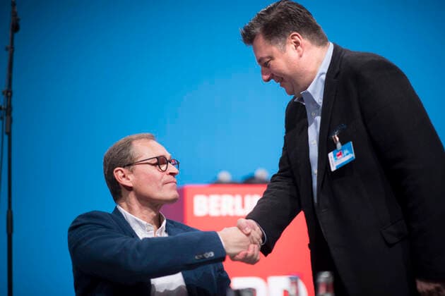 Michael Mueller, Andreas Geisel DEU, Deutschland, Germany, Berlin, 26.10..2019 Michael Mueller, Regierender Buergermeister von Berlin SPD und Vorsitzender der Berliner SPD, und Andreas Geisel, Berliner Innensenator SPD, (rechts), auf dem Landesparteitag der Berliner SPD in Berlin. Hauptpunkte auf dem Parteitag sind die Fragen einer moeglischen Enteignung von Immobilien und die Verbeamtung von Lehrern. Michael Mueller, governing Mayor of Berlin and leader of the SPD in Berlin, and Andreas Geisel, senator of the interior in Berlin, (right), at a state party congress of the SPD Social Democratic Party in Berlin, Germany. Focus of the conference are the issues of a possible expropriation Deutsche Wohnen and of whether Berlin should again make teachers civil servants.