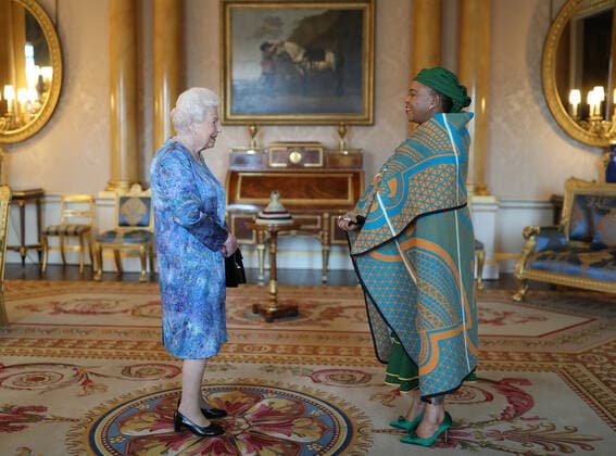 Bilder des Jahres 2019, Entertainment 10 Oktober . 29 10 2019. London, United Kingdom. Queen Elizabeth II receives Her Excellency the High Commissioner for Lesotho, Mrs Rethabile Mahlompho Mokaeane, during a private audience at Buckingham Palace in London.  xPoolx xi-Imagesx IIM-20327-0003