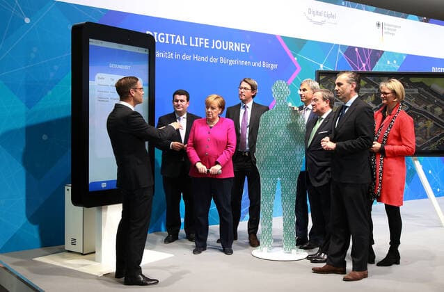 Bilder des Jahres 2019, News 10 Oktober News Bilder des Tages 29.10.2019 Dortmund Der Digital-Gipfel 2019 findet in Dortmund in der Messe Dortmund statt. Das Bundesministerium für Wirtschaft und Energie organisiert zahlreiche Workshops und Diskussionsrunden zu den Herausforderungen der Künstlichen Intelligenz. Kanzlerin Angela Merkel nimmt an einem kleinen Rundgang über eine Ausstellungsfläche zu Themen des Digital Gipfel teil. Verkehrsminister Andreas Scheuer, NRW Ministerpräsident Armin Laschet und Anja Karliczek, Bundesministerin für Bildung und Forschung und Hubertus Heil, Bundesminister für Arbeit und Soziales nahmen teil. Hier lassen sie sich die Vorteile eines digitalen Zwillings erläutern. *** 29 10 2019 Dortmund The Digital Summit 2019 will take place in Dortmund at the Dortmund Exhibition Centre The Federal Ministry of Economics and Energy is organising numerous workshops and di