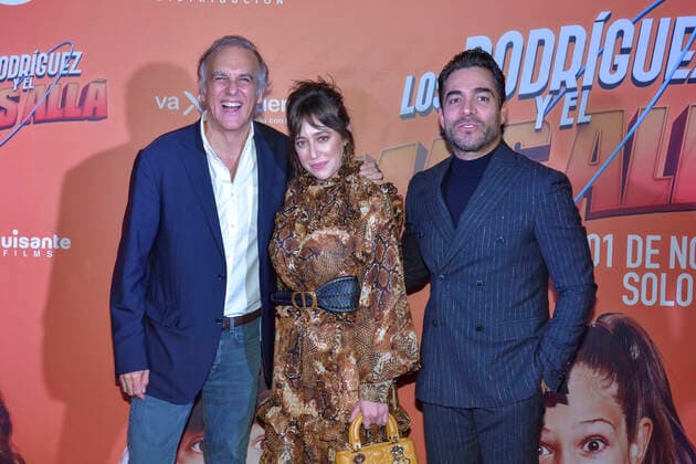 ˜Los Rodriguez y el Mas Alla™ film premiere MEXICO CITY, MEXICO - OCTOBER 29: (L-R) Paco Arango, Mariana Trevino, Omar Chaparro poses for photos during a red carpet of ˜Los Rodriguez y el Mas Alla™ film premiere at Plaza Carso on October 29, 2019 in Mexico City, Mexico  Copyright: xIlianaxSuarezx EYE_8679