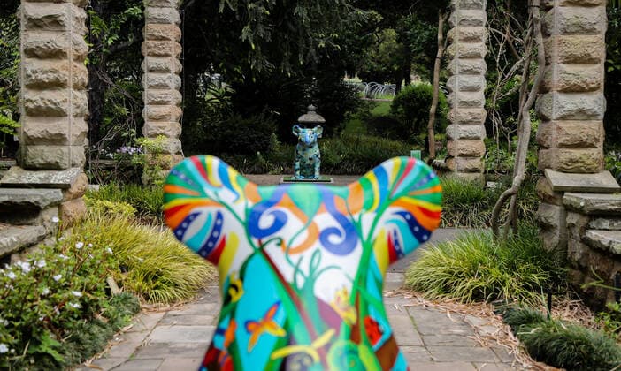 (191030) -- SYDNEY, Oct. 30, 2019 -- Photo taken on Oct. 30, 2019 shows two koala sculptures displayed at the Hello Koalas Sculpture Trail at Royal Botanic Garden in Sydney, Australia. The trail encompasses over 20 one-meter-high koala sculptures, hand-painted by Australian artists. ) AUSTRALIA-SYDNEY-KOALAS SCULPTURE-EXHIBITION BaixXuefei 