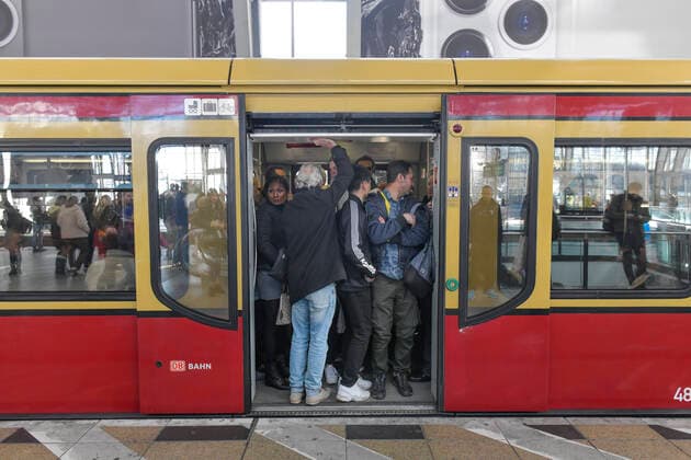 Volle S-Bahn, Bahnsteig, Bahnhof Alexanderplatz, Mitte, Berlin, Deutschland