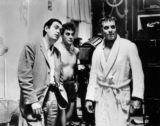 Stanly Kubrick, Tony Curtis & Laurence Olivier Characters: ,Antoninus & Marcus Licinius Crassus Film: Spartacus (USA 1960) Director: Stanley Kubrick 06 October 1960  Copyright: MaryxEvansxAFxArchive 12084763 editorial use only