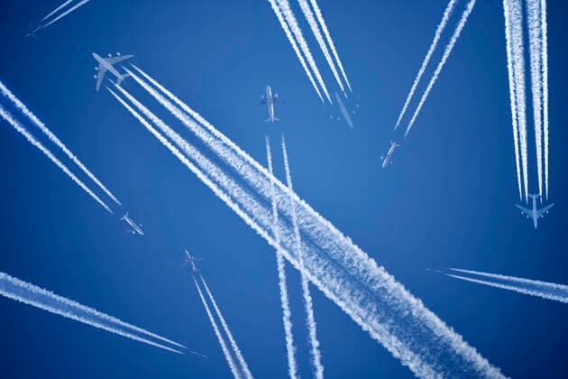 FOTOMONTAGE, Flugzeuge mit Kondensstreifen am Himmel