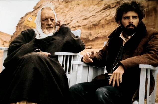 Alec Guinness & George Lucas Characters: Ben Obi-Wan Kenobi & Film: Star Wars; Star Wars: Episode Iv - A New Hope (USA 1977) Neuer Titel Auch: Star Wars: Episode Iv û Eine Neue Hoffnung Director: George Lucas 25 May 1977  Copyright: LucasfilmxAFxArchivexMaryxEvans 12448921 editorial use only
