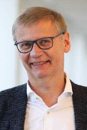 GUENTHER JAUCH WEINGUT VON OTHEGRAVEN KANZEMER ALTENBERG BESTER RIESSLING KABINETT DES JAHRGANGS 2018 AUSZEICHNUNG DES VINUM WEINGUIDE DEUTSCHLAND 2020 MAINZ 