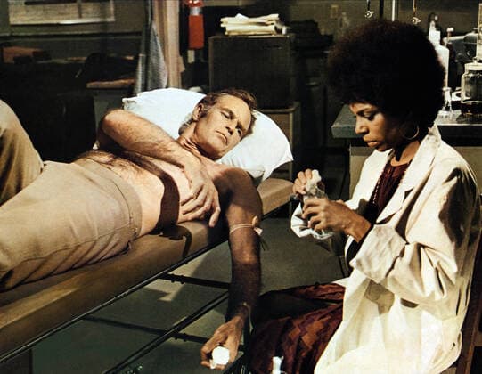 Charlton Heston & Rosalind Cash Film: The Omega Man (USA 1971) Director: Boris Sagal 01 August 1971  Copyright: WarnerxBrosxAFxArchivexMaryxEvans 12451611 editorial use only