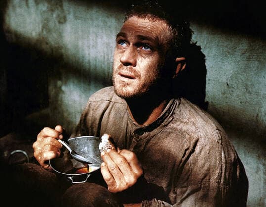 Steve Mcqueen Film: Papillon (1972) Director: Franklin J. Schaffner 16 December 1973 Papillon (Papillon, USA 1973, Regie: Franklin J. Schaffner) Steve McQueen StrÔÇ?fling, Gefangener, GefÔÇ?ngnis, StrÔÇ?flingsinsel, GefÔÇ?ngnisinsel, Einzelhaft, Blechnapf, Wasser und Brot; Verfilmung des autobiografischen Romans von Henri Charriere, Literaturverfilmung ------WICHTIG: Nutzung nur redaktionell mit Filmtitelnennung bzw. Berichterstattung ?©ber diesen Film. Buch- und Kalendernutzung nur nach Absprache. ------IMPORTANT: To be used solely for editorial coverage of this specific motion picture TV programme.  Copyright: AlliedxAFxArchivexMaryxEvans 12452317 editorial use only