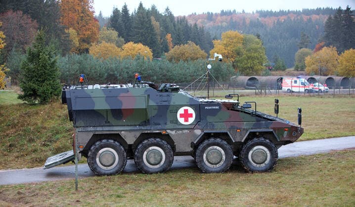 Ein gepanzertes Radfahrzeug der Bundeswehr vom Typ BOXER Schweres geschütztes Sanitätsfahrzeug (SGSANKFZ) bei der Terrorabwehrübung BWTEX 2019. Die Polizei wird von der Bundeswehr unterstützt. Am Samstag, 19. Oktober 2019 fand auf dem Truppenübungsplatz Stetten am kalten Markt (a.k.M.) die Übung BWTEX (Baden-Württembergische Terrorismusabwehr Exercise) mit 2.500 Teilnehmern statt. Geübt wurde insbesondere das Zusammenwirken von Polizei und Bundeswehr sowie die Unterstützung von Feuerwehren, Rettungsdiensten und Technisches Hilfswerk (THW). Die BWTEX gilt als die größte durchgeführte Übung dieser Art in Deutschland bisher. Beteiligt waren auch Spezialkräfte der Polizei sowie Hubschrauber der Polizei, ADAC, DRF und Bundeswehr. Stetten a.k.M. Baden-Württemberg Deutschland