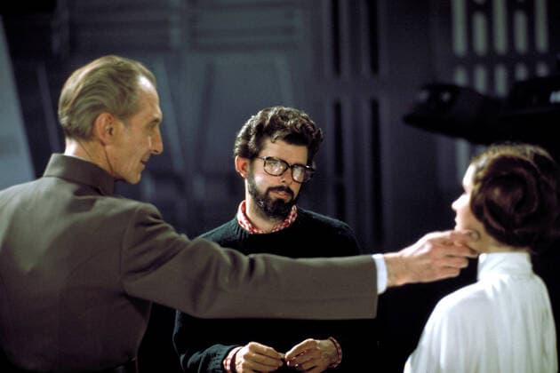 Peter Cushing, George Lucas & Carrie Fisher Characters: Grand Moff Tarkin, Director, Princess Leia Organa Film: Star Wars; Star Wars: Episode Iv - A New Hope (1977) Director: George Lucas 25 May 1977  Copyright: LucasfilmxAFxArchivexMaryxEvans 12454477 editorial use only