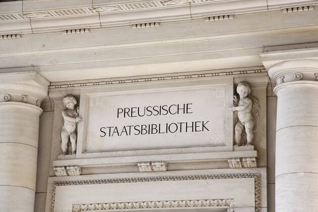 Die jahrelangen Bauarbeiten in der Berliner Staatsbibliothek Unter den Linden sind weitgehend abgeschlossen (Foto vom 01.11.2019). In den kommenden Monaten sind Umzuege, Rueckbauten und die Wiedereinrichtung unter anderem von Magazinen und Lesesaelen vorgesehen. Auch der provisorische Eingang an der Rueckseite des Gebaeudes soll zurueckgebaut werden. Das sanierte Bauwerk soll dann im Fruehjahr 2020 neu eroeffnet werden. (Siehe epd-Meldung vom 01.11.2019) *** Local Caption *** 00367946 Sanierte Staatsbibliothek Unter den Linden eroeffnet im Fruehjahr 2020 *** The years of construction work in the Berlin State Library Unter den Linden have largely been completed Photo of 01 11 2019 In the coming months, removals, demolitions, and the refurbishment of magazines and reading rooms, among other things, are planned The temporary entrance at the Copyright: epd-bild JuergenxBlume EDITORIAL USE ONLY