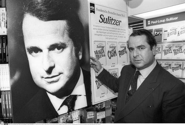 Paul-Loup Sulitzer (Autor) 10 90 hör Paul-Loup Sulitzer im Oktober 1990 während der Frankurter Buchmesse Messe Frankfurt Frankreich Franzose französischer Mann Schriftsteller Finanzier Millionär Finanzexperte Finanzen french author writer financier quer halb Bücher zeigend haltend Messestand Heyne Verlag sw *** Paul Loup Sulitzer author 10 90 hear Paul Loup Sulitzer in October 1990 during the Frankfurt Book Fair France French Frenchman French man writer financier millionaire financial expert finance french author writer financier across half books showing holding exhibition stand Heyne Verlag sw