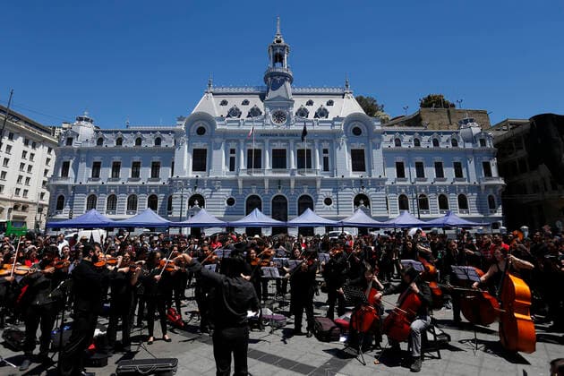Valparaiso, 01 November 2019 Symphonic concert in homage to Victor Jara in Plaza Sotomayor de Valparaiso Raul Zamora Aton Chile, Valparaiso Chile Aton 366826  Copyright: RAULxZAMORA ATONxCHILE