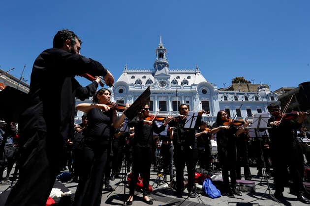 Valparaiso, 01 November 2019 Symphonic concert in homage to Victor Jara in Plaza Sotomayor de Valparaiso Raul Zamora Aton Chile, Valparaiso Chile Aton 366833  Copyright: RAULxZAMORA ATONxCHILE