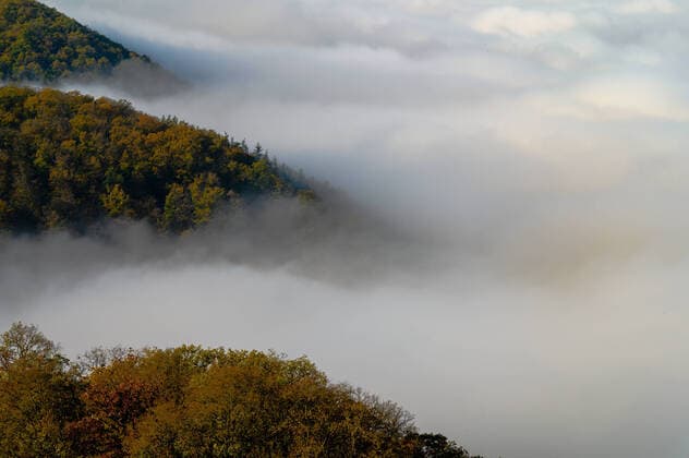 Land Thüringen 31.10.2019 KYFFHÄUSER Denkmal auch Barbarossadenkmal Der Kyffhäuser ist ein Mittelgebirge südöstlich des Harzes im Thüringer Kyffhäuserkreis sowie im sachsen-anhaltischen Landkreis Mansfeld-Südharz, das eine Höhe von bis 473,6 m ü. NN erreicht und sich über rund 70 kmÂ² erstreckt. Ende des 19. Jahrhunderts entstand das Kyffhäuserdenkmal zu Ehren Kaiser Wilhelms I. copyright camera4 Eberhard Thonfeld