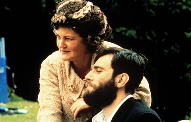 Brenda Fricker & Daniel Day-Lewis Characters: Mrs. Brown & Christy Brown Film: My Left Foot (UK IRL 1989) Director: Jim Sheridan 24 February 1989  Copyright: MaryxEvansxAFxArchivexPalacexFilms 12464185 editorial use only