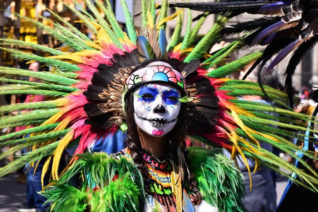 News Bilder des Tages Mega Offering of Dia de Muertos in Mexico MEXICO CITY, MEXICO - NOVEMBER 1: A girl with the pre-Hispanic dress poses for photos during the mega offering as part of the Dia de Muertos celebration occasion to remember the dead at Zocalo. on November 1, 2019 in Mexico City, Mexico. This year s anniversary is very close to the 500th anniversary of a bloody event: October 18, 1519  Copyright: xCarlosxTischlerx EYE_3520