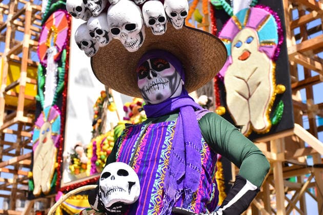 Mega Offering of Dia de Muertos in Mexico MEXICO CITY, MEXICO - NOVEMBER 1: Woman with the skull-painted face poses for photos during the mega offering as part of the Dia de Muertos celebration occasion to remember the dead at Zocalo. on November 1, 2019 in Mexico City, Mexico. This year s anniversary is very close to the 500th anniversary of a bloody event: October 18, 1519  Copyright: xCarlosxTischlerx EYE_3500