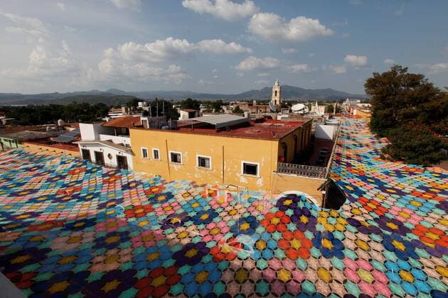 News Bilder des Tages General view of the largest tissue pavilion in the world in the center of the municipality of Etzatlán, Jalisco state Mexico 1 November 2019.Tissue placed within the frame of the patron feasts of the Lord of Mercy, with which they broke a Guinness Record. The participation of more than 200 weavers over eight months, with 24,744 hours of work, allowed them to produce 8,000 pieces that covered 2,832 square meters of fabric. The largest tissue in the world breaks the Guinness record in western Mexico !ACHTUNG: NUR REDAKTIONELLE NUTZUNG!  Copyright: xFranciscoxGuascox AME9130 20191101-637082438943109504