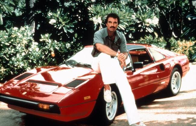 Tom Selleck Television: Magnum, P.I. (TV-Serie) Usa 1980-1988, Ferrari 308 Gts 11 December 1980 Magnum (Magnum, P.I., TV-Serie, USA 1980-1988) Tom Selleck Auto, Ferrari 308 GTS, rot, Sportwagen, Mann, an Wagen lehnen ------- WICHTIG: Nutzung nur bei Filmtitelnennung und oder in Zusammenhang mit Berichterstattung ??ber diesen Film --- IMPORTANT: To be used solely for coverage of this specific motion picture TV programme  Copyright: MaryxEvansxAFxArchivexUniversalxTelevision 12468645 editorial use only