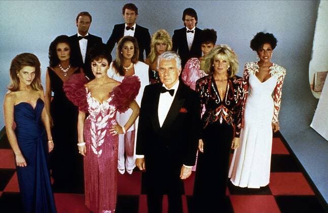 Catherine Oxenberg, Joan Collins, John Forsythe, Linda Evans, Diahann Carroll, Stephanie Beacham, Pamela Bellwood, Heather Locklear, Christopher Cazenove & Gordon Thomson Characters: Amanda Bedford Carrington, Alexis Carrington Colby, Blake Carrington, Krystle Carrington, Dominique Deveraux, Sable Colby, Claudia Blaisdel, Sammy Jo Dean Carrington, Ben Carrington, Adam Carrington Television: Dynasty (TV-Serie) Usa 1981-1989, 12 January 1981 Der Denver Clan (Dynasty, TV-Serie, 1981-1989) vorn v.li.: Catherine Oxenberg, Joan Collins, John Forsythe, Linda Evans, Diahann Carroll, 2.Reihe v.li.: Stephanie Beacham, Pamela Bellwood, Heather Locklear, Troy Beyer hi.: Christopher Cazenove (li.), Gordon Thomson (re.) Gruppenfoto, Gruppenaufnahme, Gruppe, group shot, Mode achziger, 80er Jahre, Kleid, Kleider, Frau, Frauen, fashion, 80s, 6. Staf Copyright: MaryxEvansxAFxArchivexAaronxSpellingxProd. 12468660 editorial use only