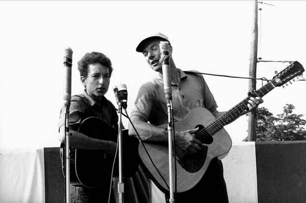 Bob Dylan & Pete Seeger Characters: Himself & Himself Film: Pete Seeger: The Power Of Song (2007) Director: Jim Brown 29 April 2007  Copyright: MaryxEvansxAFxArchivexThexWeinsteinxCompany 12661625 editorial use only