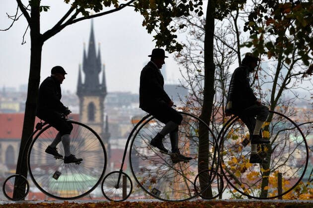 Entertainment Bilder des Tages News Bilder des Tages November 2, 2019, Prague, Czech Republic: Enthusiasts dressed in historical costumes ride on a high-heel bicycles within their traditional meeting Prague Mile in Prague in the Czech Republic. The Czech high-wheel bicycles club was founded in 1880 and its members meet up at this race yearly...The penny-farthing is a type of bicycle with a large front wheel and a much smaller rear wheel. It was popular after the boneshaker until the development of the safety bicycle in the 1880s.It was the first machine to be called a bicycle ...The penny-farthing is a direct-drive bicycle, meaning the cranks and pedals are fixed directly to the hub. Instead of using gears to multiply the revolutions of the pedals, the driven wheel is enlarged to be close to the rider s inseam, to increase the maximum speed. This shifts the rider nearly on top of the whe - ZUMAr156 20191102_zap_r156_022 Copyright: xSlavekxRutax