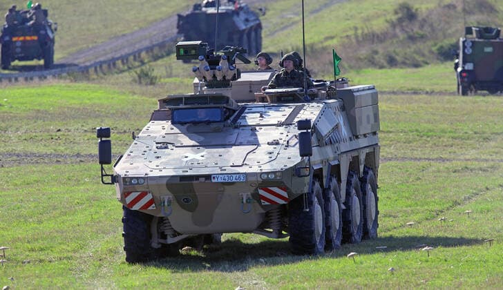 Ein Transport-Kraftfahrzeug der Bundeswehr der Deutsch-Französischen Brigade vom Typ GTX BOXER auf dem Truppenübungsplatz Baumholder. Die Deutsch-Französiche Brigade (DF-Brigade) führt im Oktober 2019 die Übung Feldberg auf dem Truppenübungsplatz Baumholder durch. Teil der Übung ist am 14. Oktober 2019 die Operation Thunderstruck im scharfen Schuss. Baumholder Rheinland-Pfalz Deutschland *** A transport vehicle of the German Federal Armed Forces of the German French Brigade of the type GTX BOXER on the military training area Baumholder The German French Brigade DF Brigade leads in October 2019 the exercise Feldberg on the military training area Baumholder through part of the exercise is on 14 October 2019 the operation Thunderstruck in the sharp shot Baumholder Rheinland Pfalz Germany