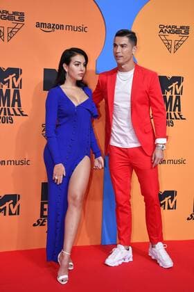 Entertainment Themen der Woche KW44 Entertainment Bilder des Tages Portuguese soccer player Cristiano Ronaldo (R) and his wife, Argentinian Georgina Rodriguez, pose for the media during the photocall of MTV European Music Awards held in Seville, Andalusia, Spain, 03 November 2019. MTV European Music Awards in Seville !ACHTUNG: NUR REDAKTIONELLE NUTZUNG!  Copyright: xRaulxCaroxCadenasx GRAF2136 20191103-637084093789819240