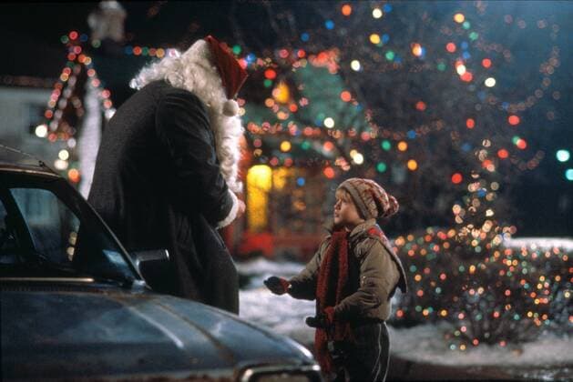 Father Christmas & Macaulay Culkin Characters: Kevin McCallister Film: Home Alone (USA 1990) Director: Chris Columbus 10 November 1990  Copyright: MaryxEvansxAFxArchivex20thxCenturyxFox 12550911 editorial use only