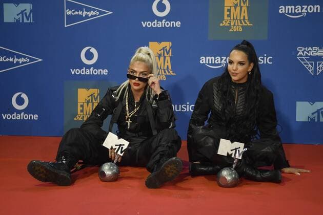Bilder des Jahres 2019, Entertainment 11 November Entertainment Themen der Woche KW44 Entertainment Bilder des Tages Swiss rapper Loredana (L) and German rapper Juju (R) pose during the MTV European Music Awards 2019 (MTV EMA 2019), held at the FIBES Conference and Exhibition Centre in Seville, Andalusia, Spain, 03 November 2019. MTV EMAs 2019 !ACHTUNG: NUR REDAKTIONELLE NUTZUNG!  Copyright: xRAULxCAROxCARDENASx GRAF2327 20191104-637084267253163132