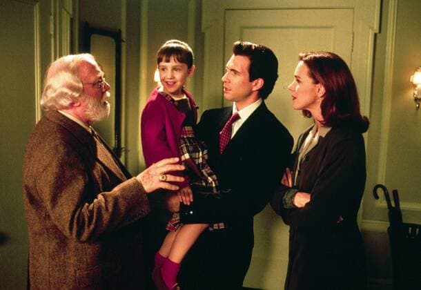 Richard Attenborough, Mara Wilson, Dylan Mcdermott & Elizabeth Perkins Characters: Kris Kringle, Susan Walker, Bryan Bedford, Dorey Walker Film: Miracle On 34th Street (1993) Director: Les Mayfield 18 November 1994  Copyright: MaryxEvansxAFxArchivex20thxCenturyxFox 12552354 editorial use only