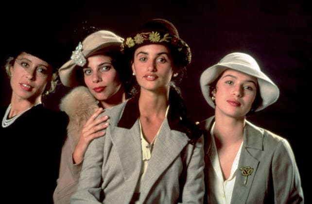 Miriam Diaz Aroca, Ariadna Gil, Penelope Cruz & Maribel Verdu Characters: Clara, Violeta, Luz, Rocio Film: Belle Epoque (1991) Director: Fernando Trueba 04 December 1992  Copyright: MaryxEvansxAFxArchivexSonyxPictures 12552762 editorial use only